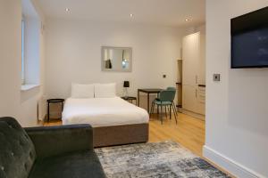 charles hope apartments swindon