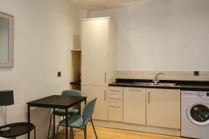 charles hope apartments swindon