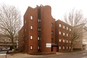 charles hope apartments swindon
