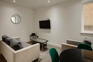 charles hope apartments swindon
