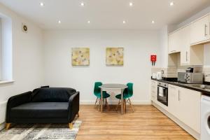 charles hope apartments swindon