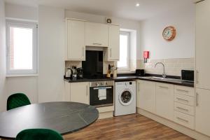 charles hope apartments swindon