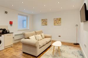 charles hope apartments swindon