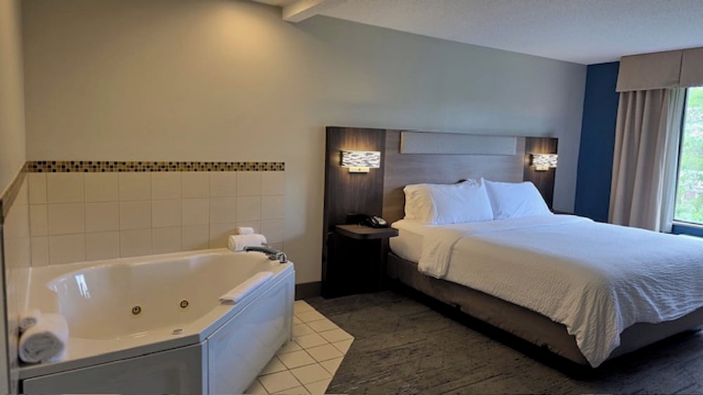 holiday inn express and suites dayton north tipp c