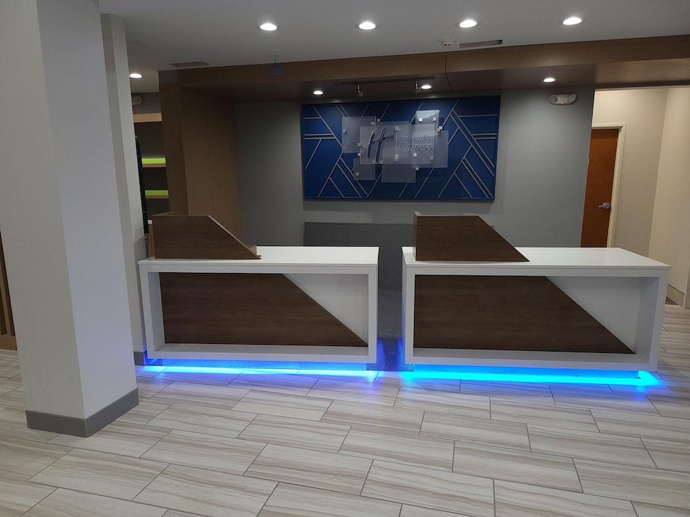 holiday inn express and suites dayton north tipp c