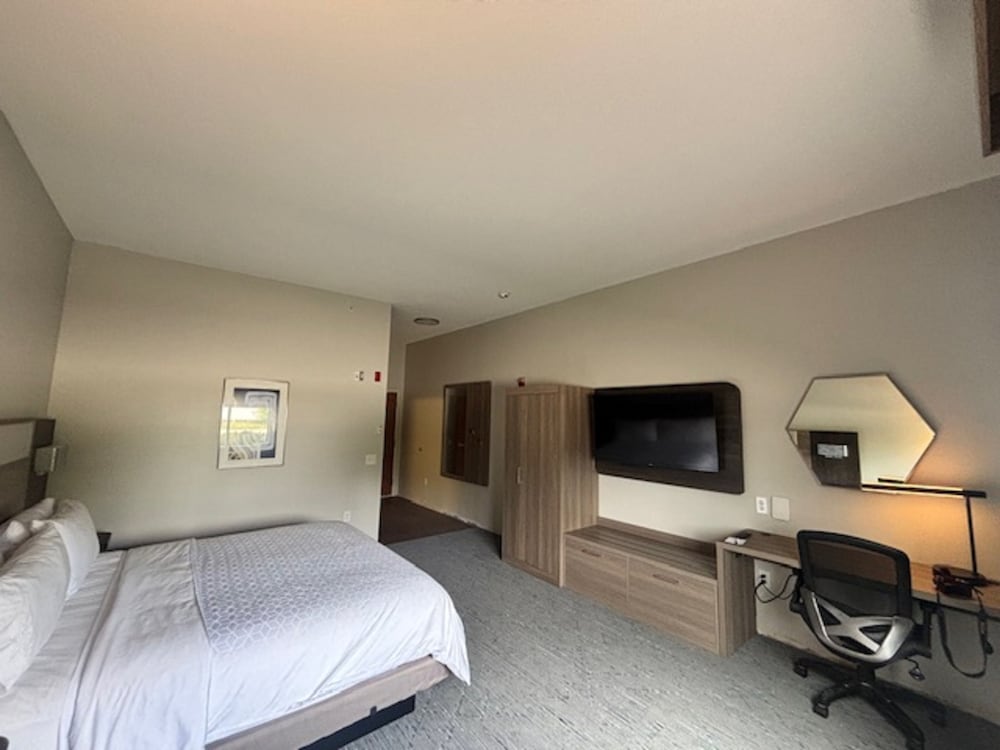 holiday inn express and suites dayton north tipp c