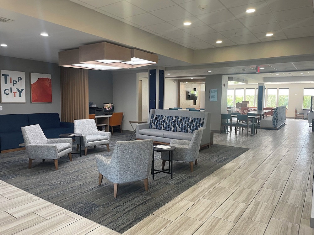 holiday inn express and suites dayton north tipp c