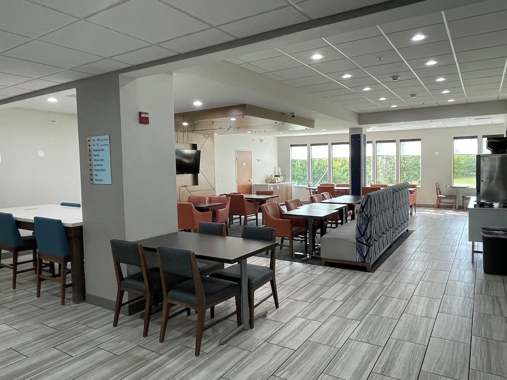holiday inn express and suites dayton north tipp c