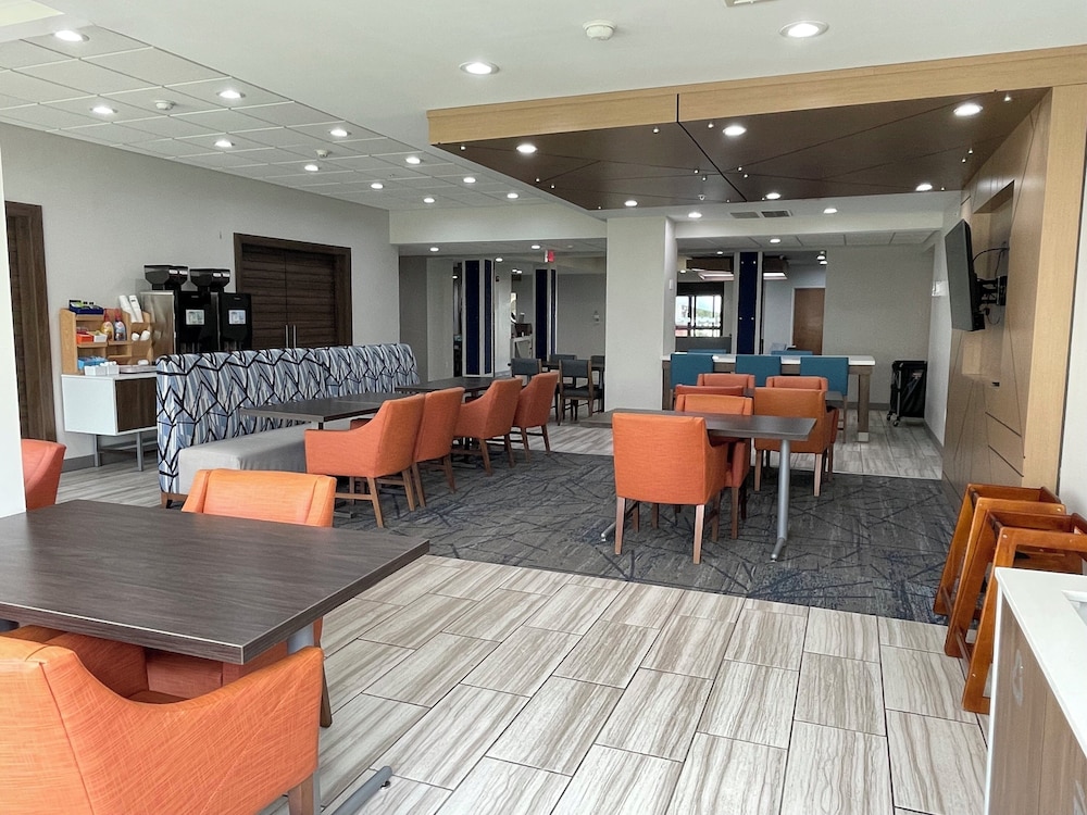 holiday inn express and suites dayton north tipp c