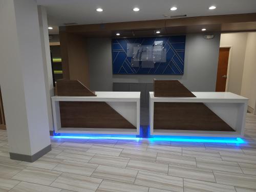 holiday inn express and suites dayton north tipp c