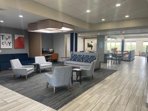 holiday inn express and suites dayton north tipp c