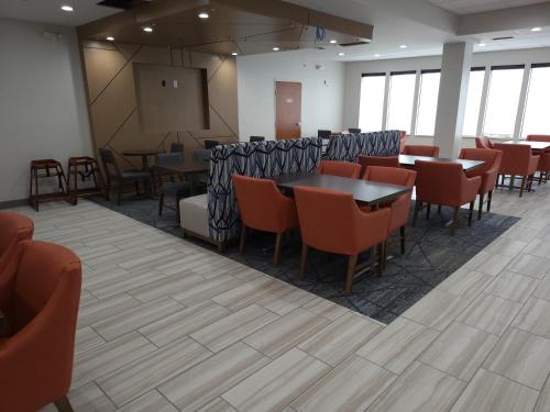 holiday inn express and suites dayton north tipp c