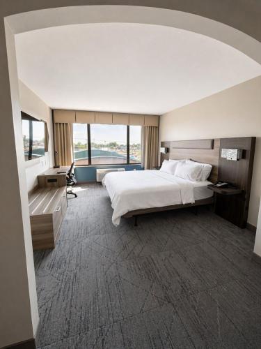 holiday inn express and suites dayton north tipp c
