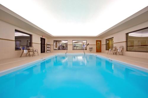 holiday inn express and suites dayton north tipp c