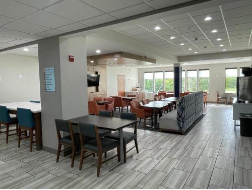 holiday inn express and suites dayton north tipp c