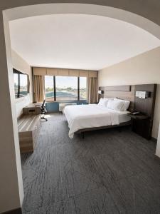 holiday inn express and suites dayton north tipp c