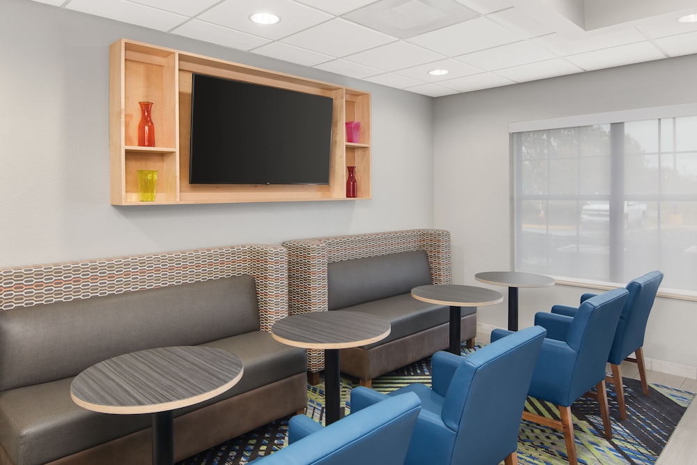 holiday inn express and suites byron by ihg