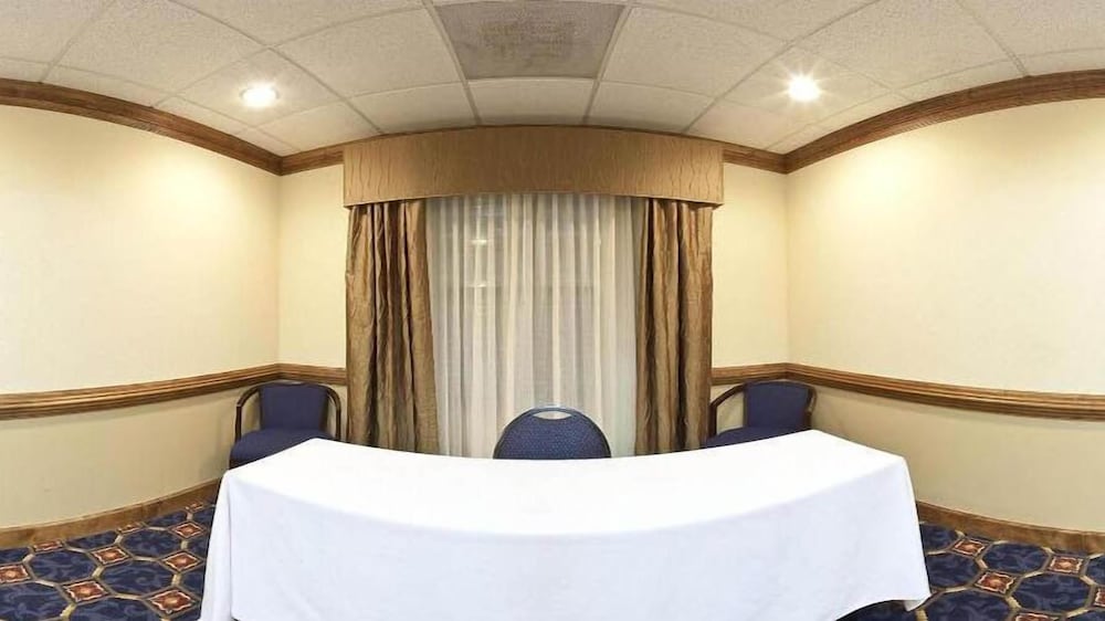 holiday inn express and suites byron by ihg