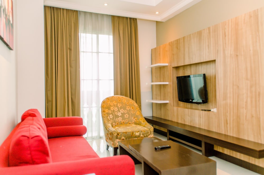 cozy living 1br the bellezza apartment