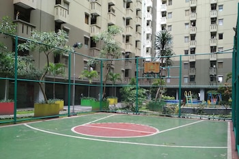 spacious studio apartment at gateway ahmad yani cicadas