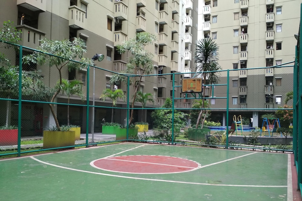 spacious studio apartment at gateway ahmad yani cicadas
