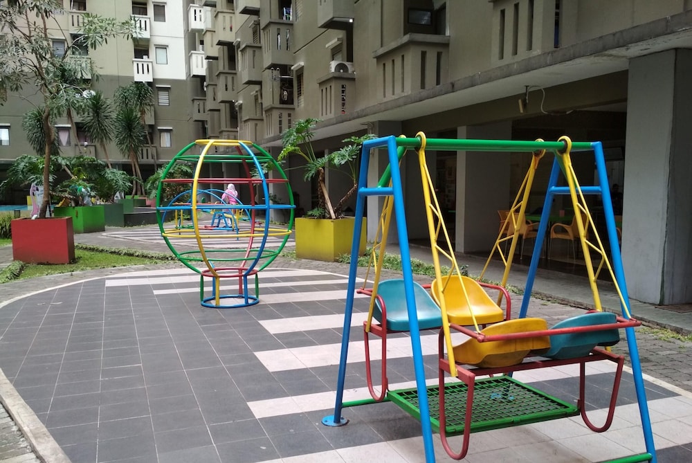 spacious studio apartment at gateway ahmad yani cicadas