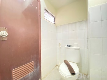 spacious studio apartment at gateway ahmad yani cicadas
