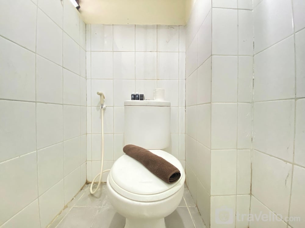 spacious studio apartment at gateway ahmad yani cicadas