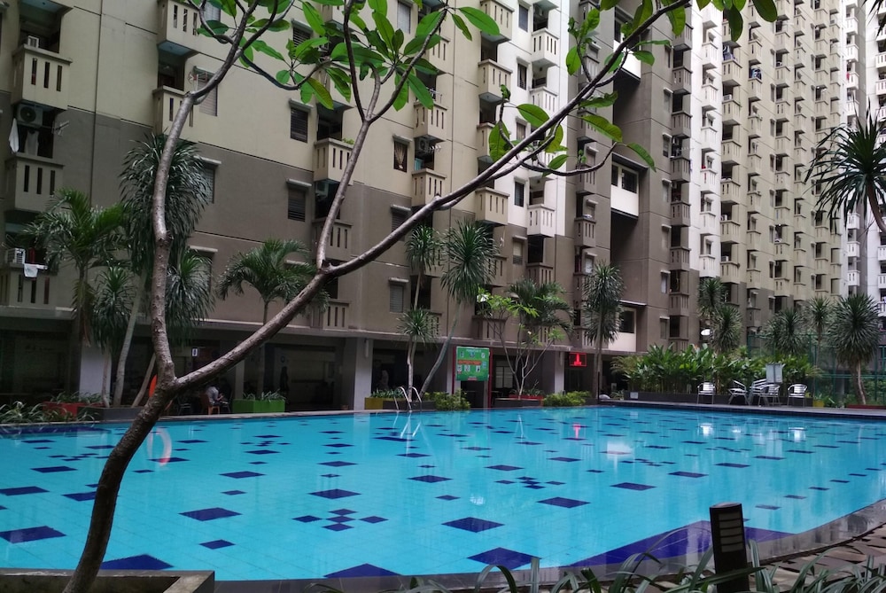 spacious studio apartment at gateway ahmad yani cicadas
