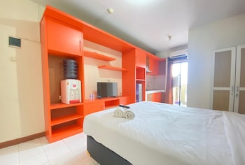 spacious studio apartment at gateway ahmad yani cicadas