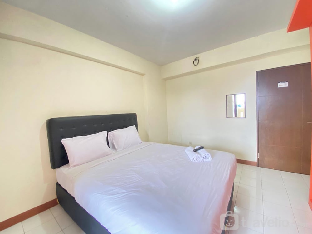 spacious studio apartment at gateway ahmad yani cicadas