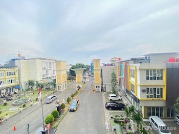 spacious studio apartment at gateway ahmad yani cicadas