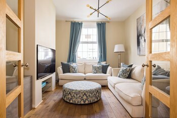 salisbury residences by charles hope