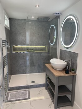 luxury cottage views of the lakes with hot tub