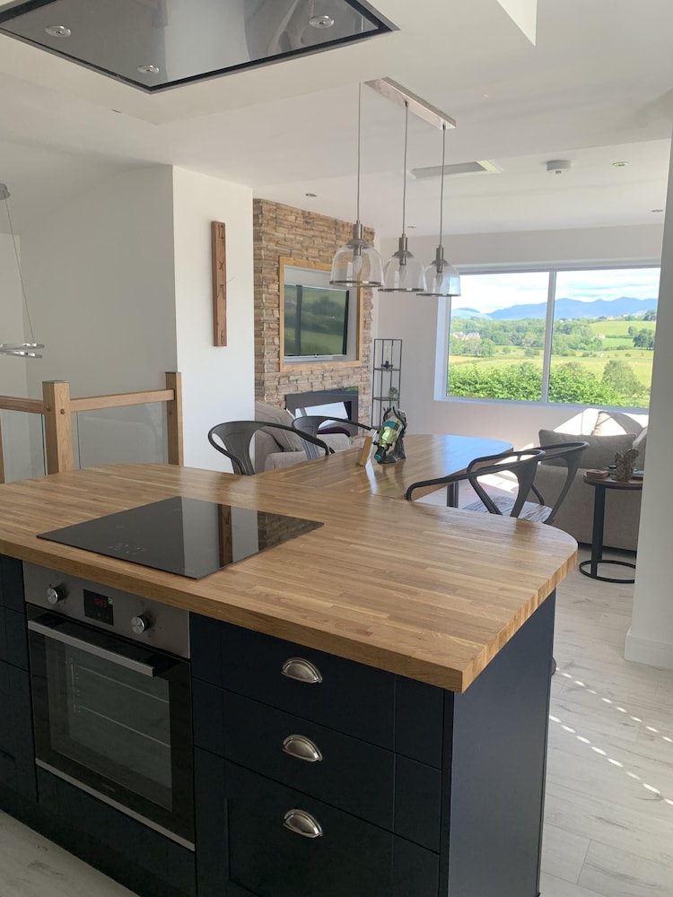 luxury cottage views of the lakes with hot tub