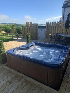 luxury cottage views of the lakes with hot tub