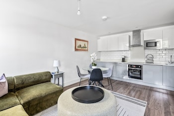 luxurious 2 bedroom apartment with free parking