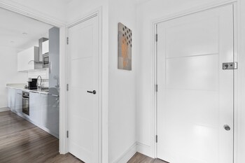 luxurious 2 bedroom apartment with free parking