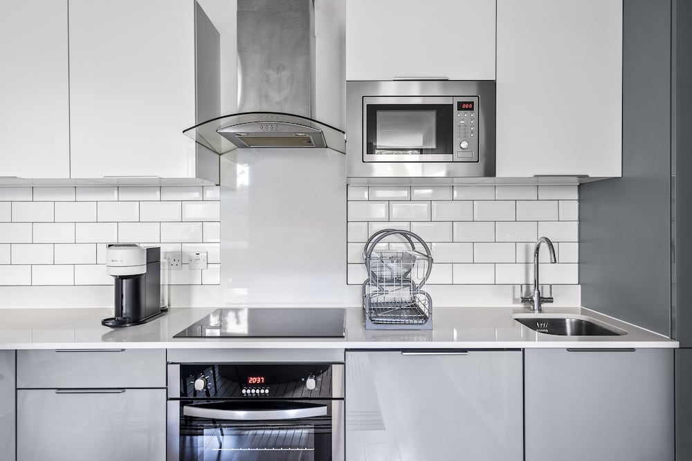 luxurious 2 bedroom apartment with free parking