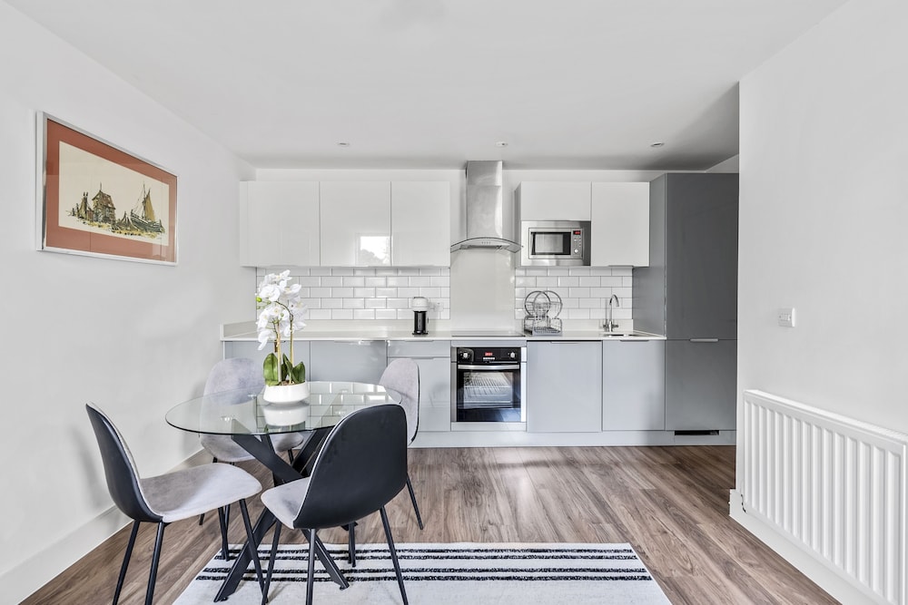 luxurious 2 bedroom apartment with free parking