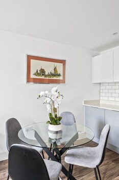 luxurious 2 bedroom apartment with free parking