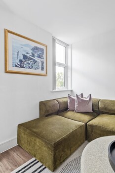 luxurious 2 bedroom apartment with free parking