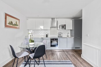 luxurious 2 bedroom apartment with free parking