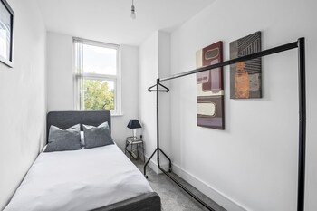 luxurious 2 bedroom apartment with free parking