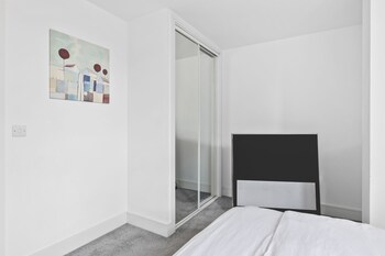 luxurious 2 bedroom apartment with free parking