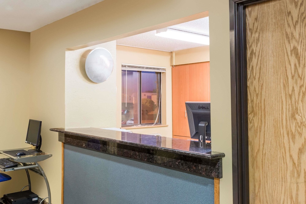 super 8 by wyndham franklin middletown area