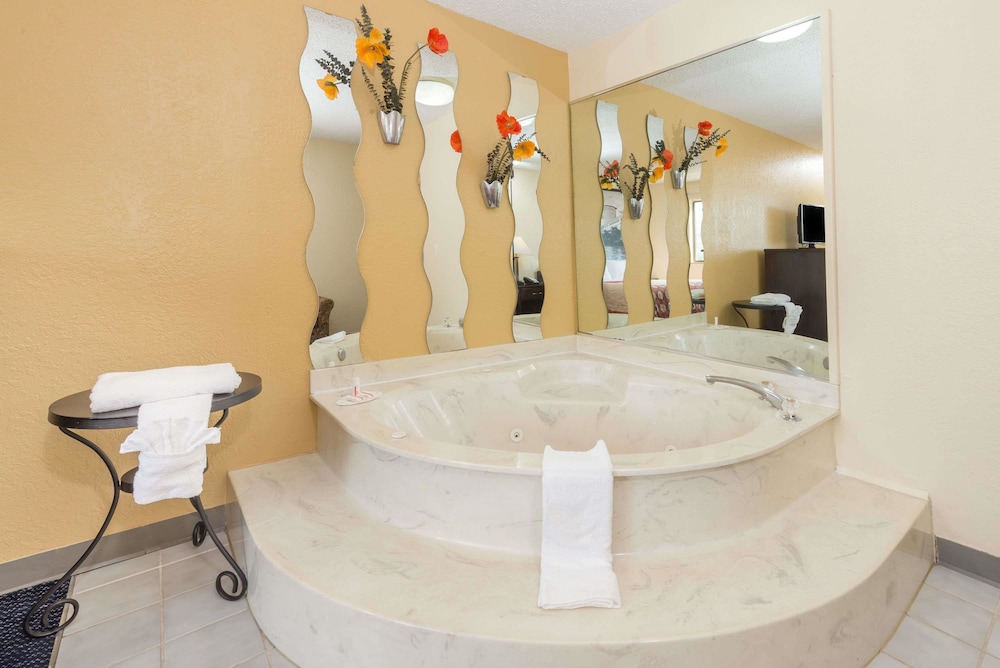 super 8 by wyndham franklin middletown area