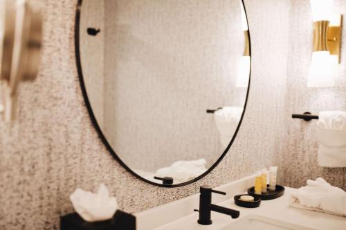 the chattanoogan hotel curio collection by hilton