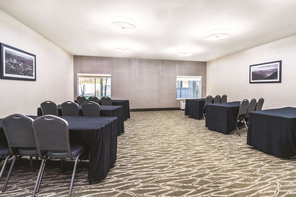 la quinta inn and suites by wyndham loudon