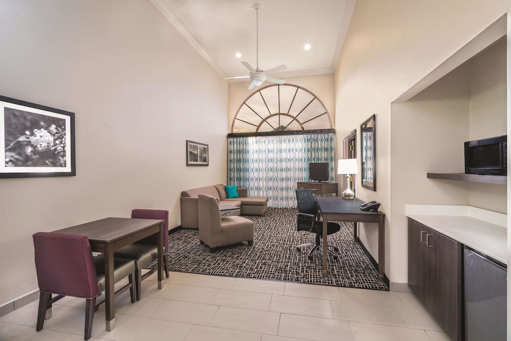 la quinta inn and suites by wyndham loudon